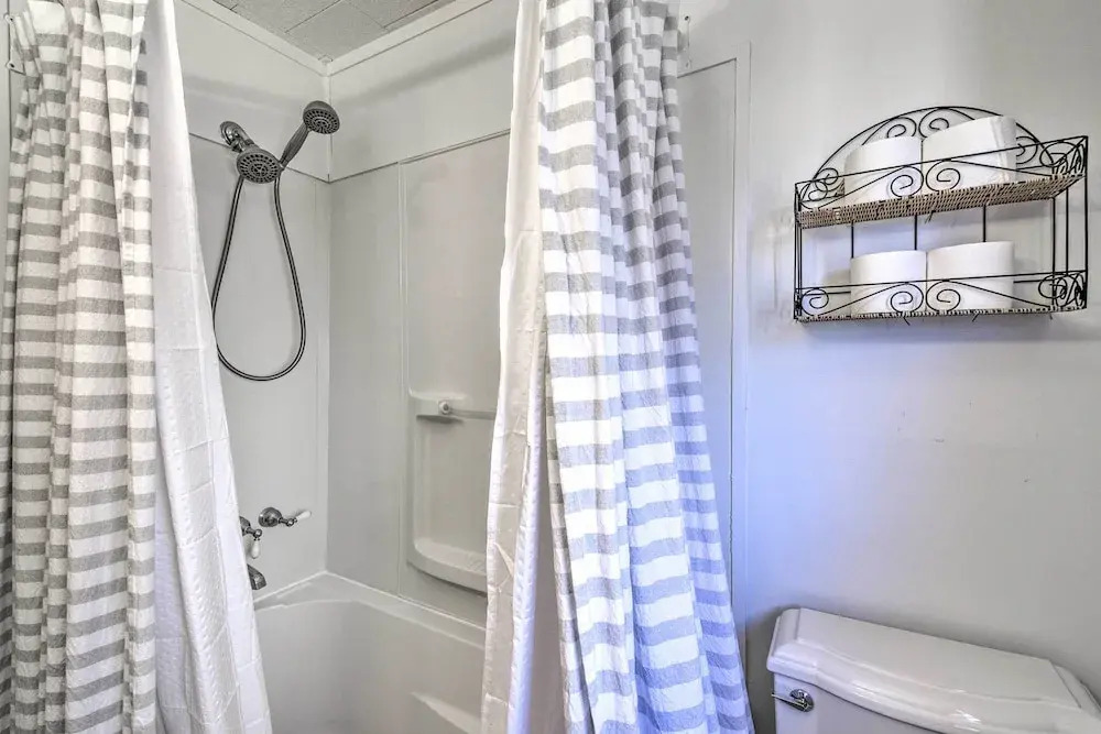 Nags Head Cottage: Screened Porch, Walk to Beach!
