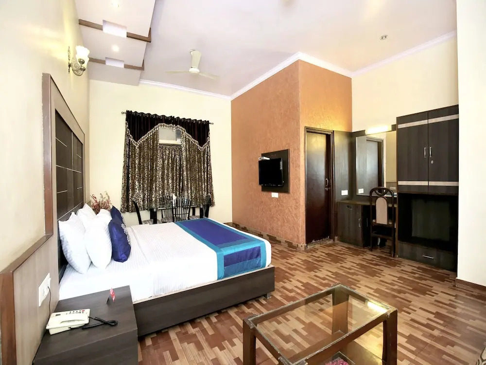 OYO 10111 Hotel Roopa International