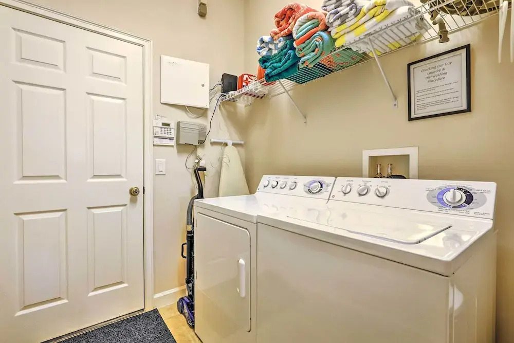 6 Mi to Disney: Gem w/ Pool & Spa in Kissimmee