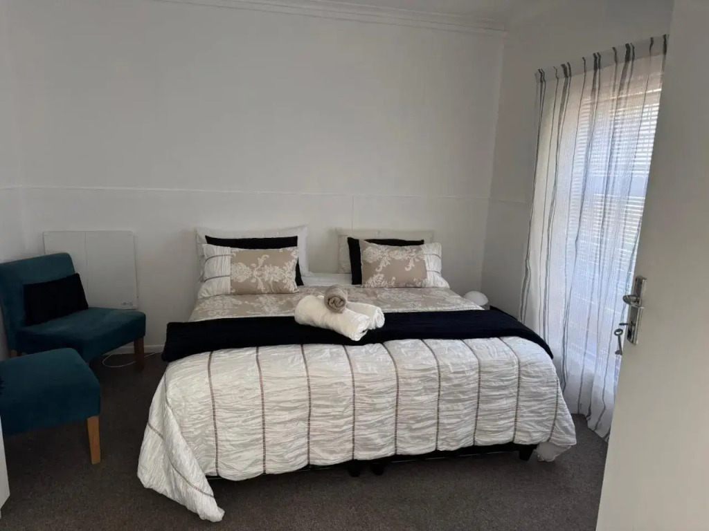 1 Bedroom Flat 100m away from the Beach with WIFI