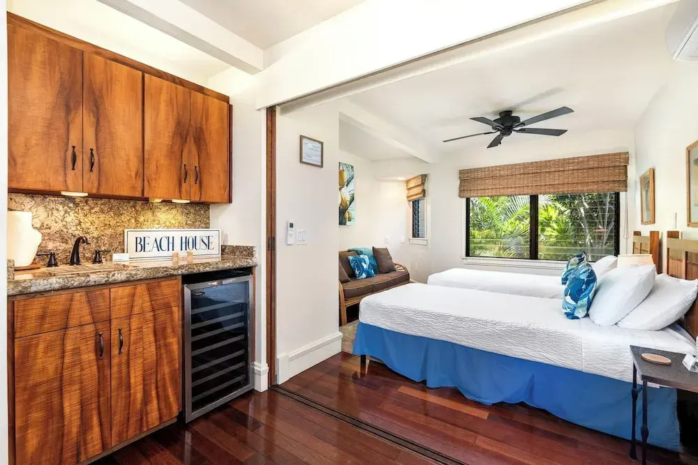 Beautiful Oceanfront - Air-conditioned - Sleeps 6 - Walk to Beach - Vrkcv