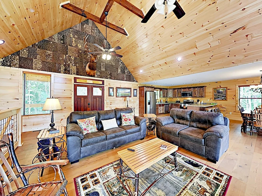 New Listing! Gorgeous W/ Mountain Views 3 Bedroom Cabin