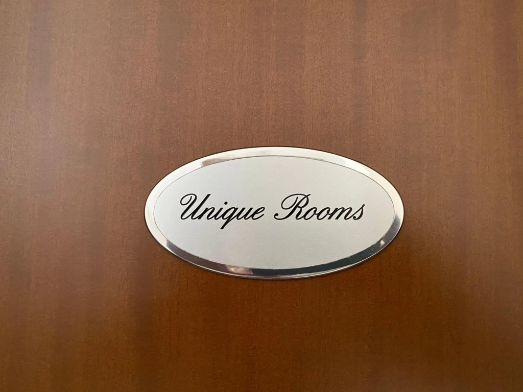 UNIQUE ROOMS