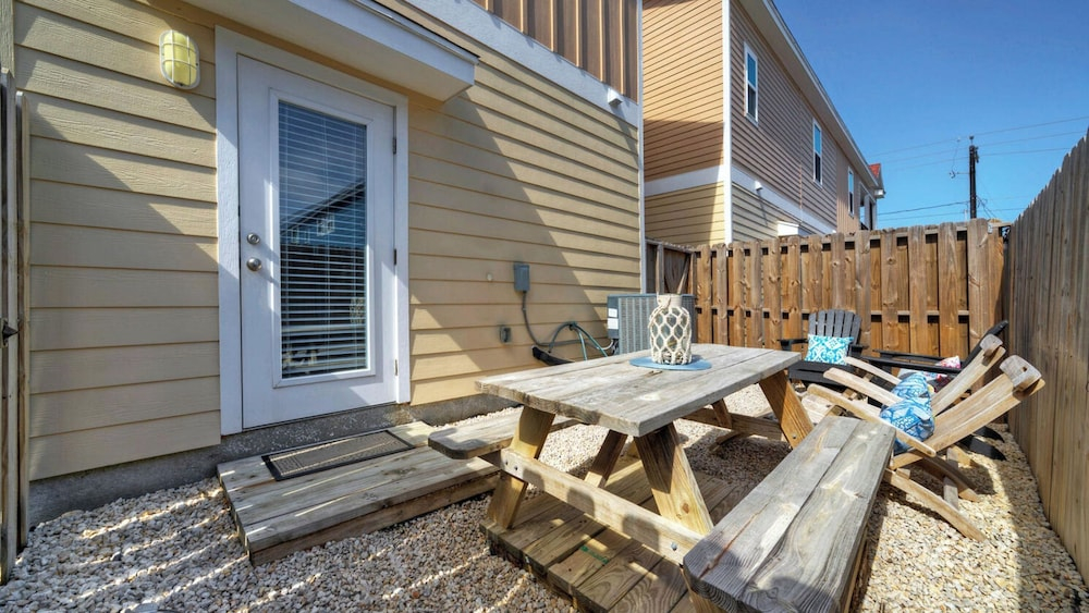 Sleeps 29, 3 Homes Beachside Resort Pool, Walk to the Beach