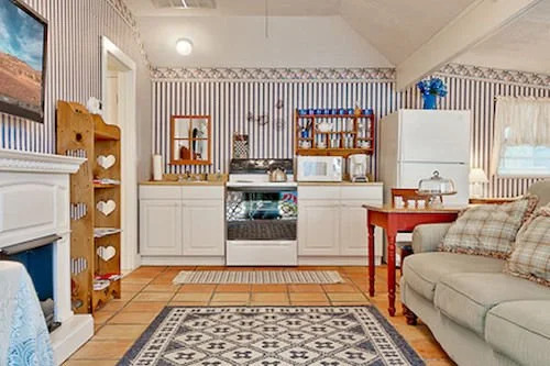 Serenity Bliss - Downtown Retreat with Pool & Hot Tub