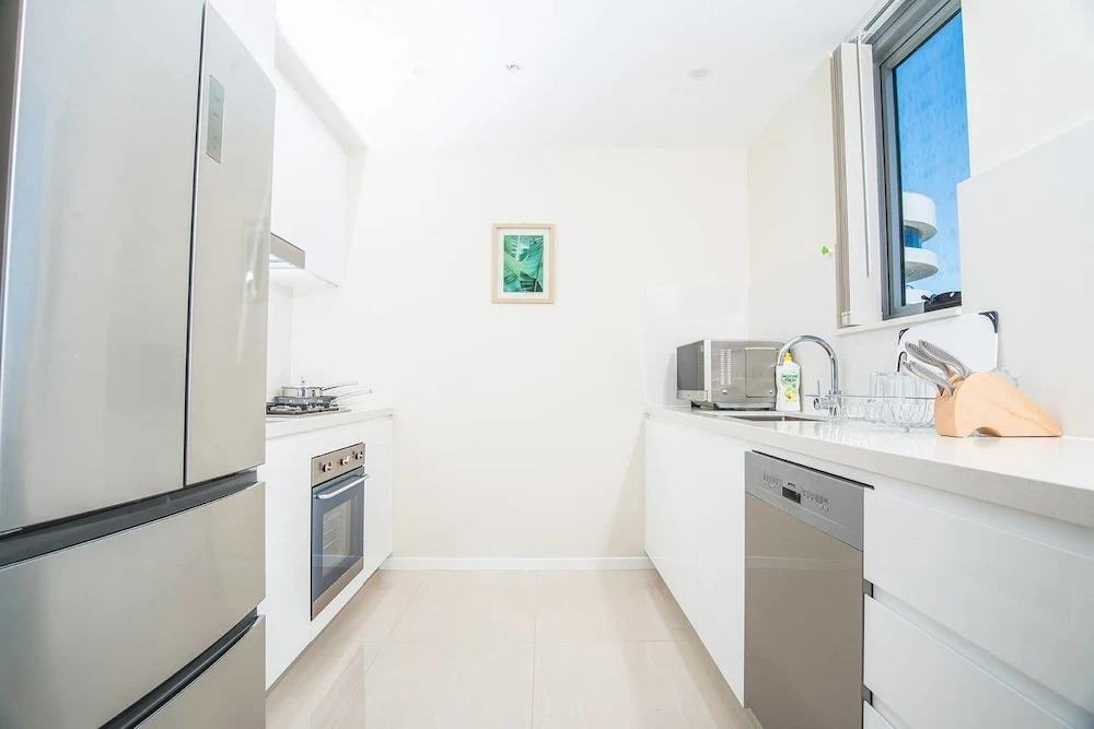 Spacious Central Apartment Walking Distance To Beach