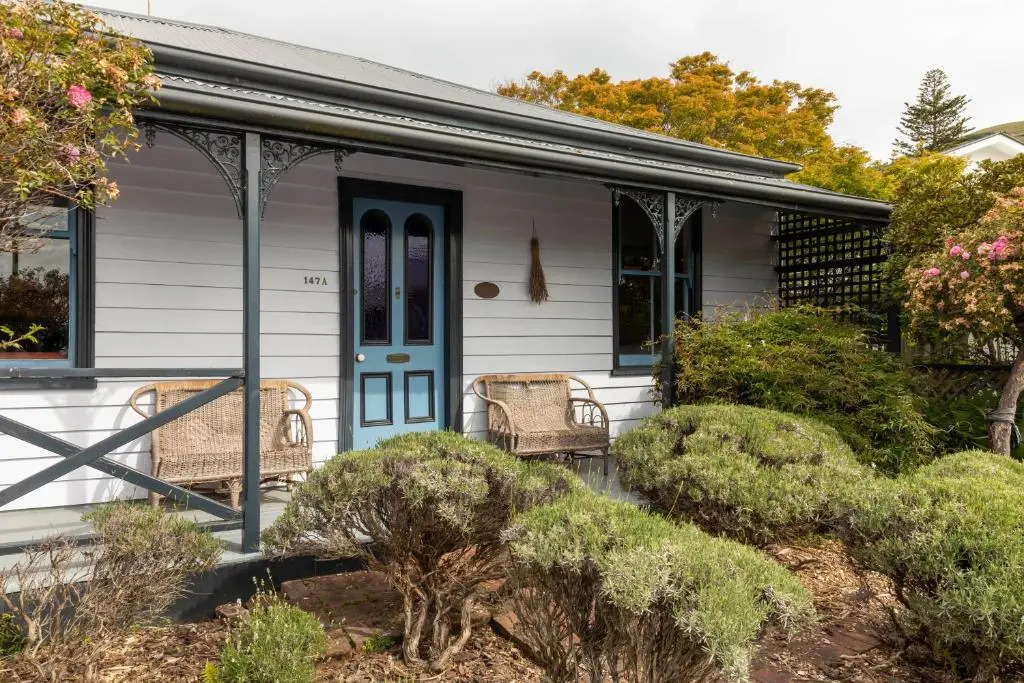 Iona Cottage - Akaroa Holiday Home
