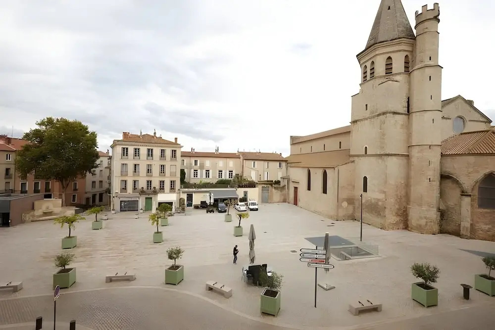 Le calme sur la place de la Madeleine