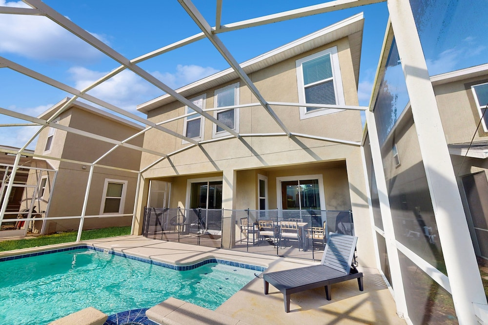 Spacious Family Villa With Private Pool, spa and Movie Loft