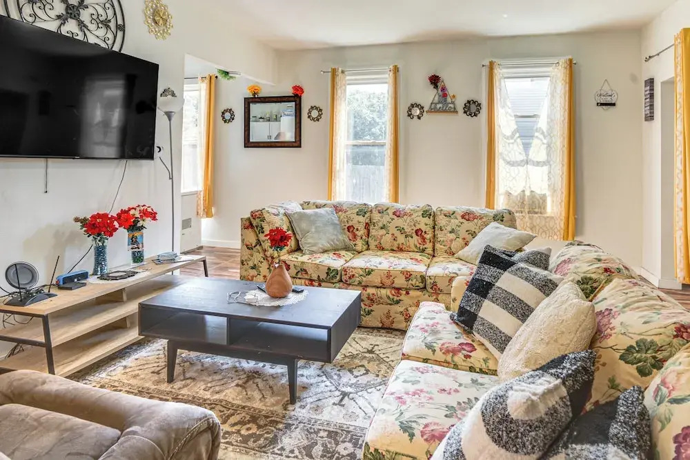 2 Mi to Dtwn Milwaukee: Family Home w/ Yard