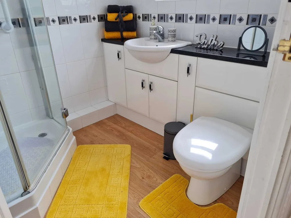 Immaculate 3-bed House With Free Parking in Bolton