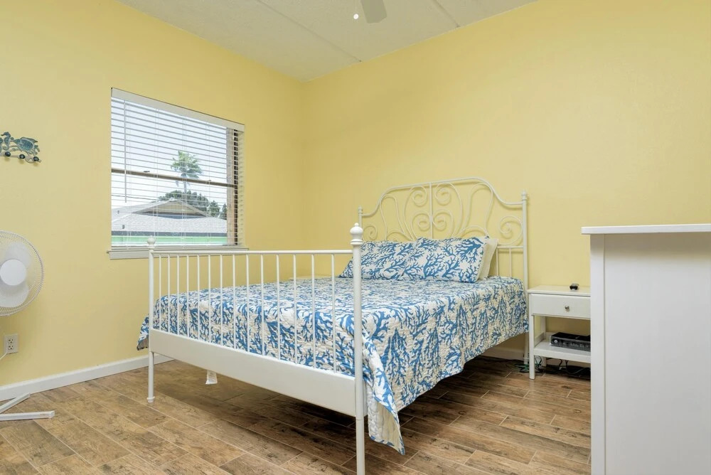 Charming Family Condo Sleeps 6 Next to Beach!
