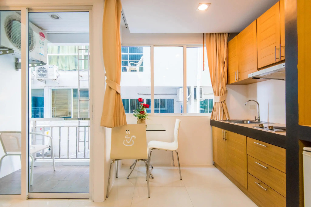 Hallo Patong Hotel - Rooftop Pool - Stunning Mountain Views & OTOP Market