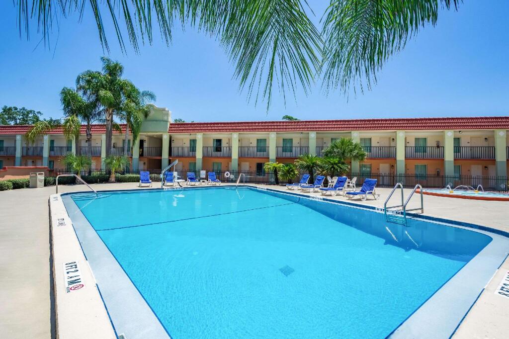 Clarion Inn & Suites Central Clearwater Beach