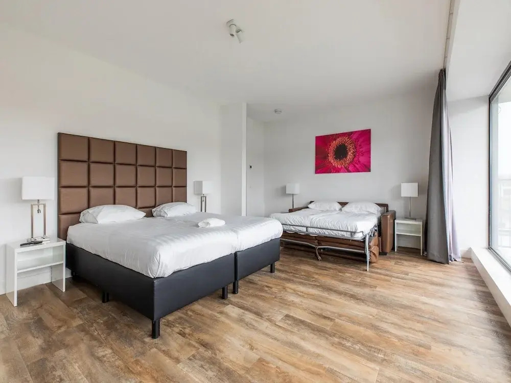 Brand new Luxury Villa on a Small-scale Park