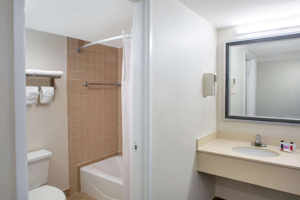 Days Inn & Suites by Wyndham Tallahassee Conf Center I-10