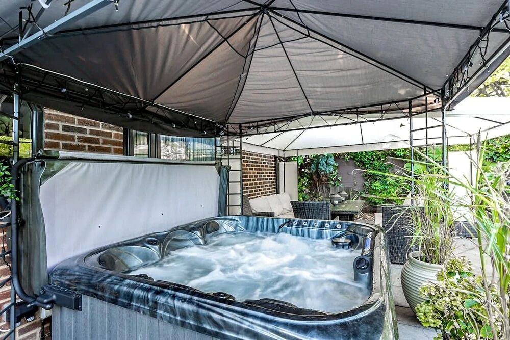 Gatsby Villa London with Garden & Hot Tub