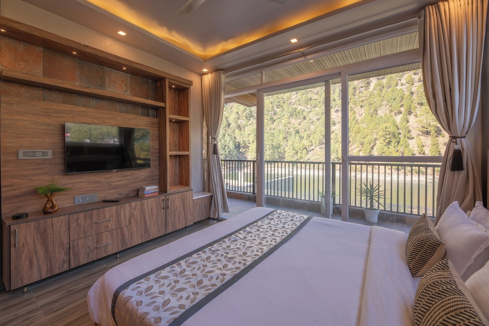 Alaya Stays Lakefront Escape 2BHK Suite