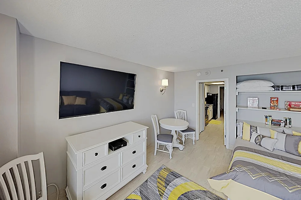 New Listing! Oceanfront Gem: Big Views & 23 Pools 1 Bedroom Condo