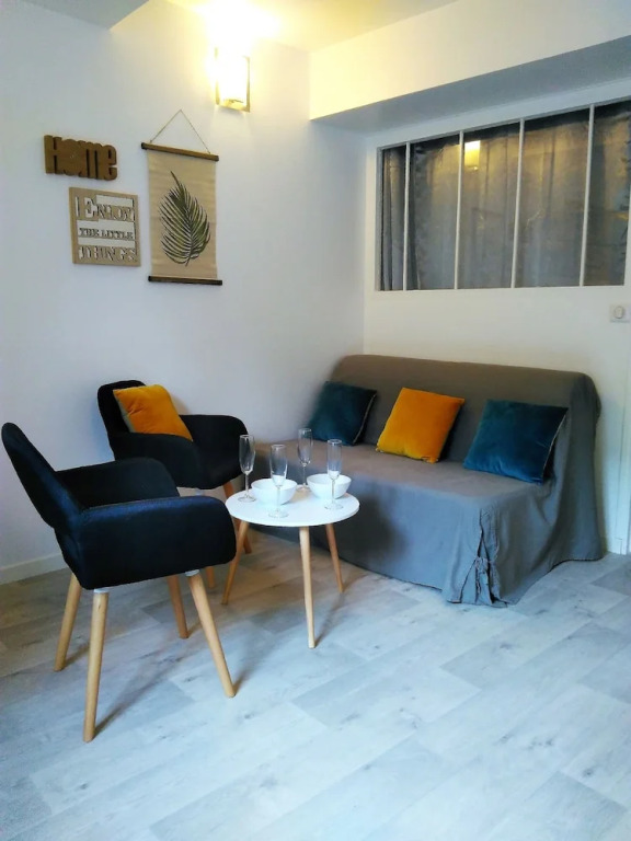 L établissement LA PLAGE A 2 PAS vous propose, 3 Appartements DEUX chambres, 1 appartement une pièce avec CLIMATISEUR , Netflix, lits faits à votre arrivée, serviettes de toilette, Ménage, Wifi, en hyper centre ,Plage à 100m, BOX à Vélos
