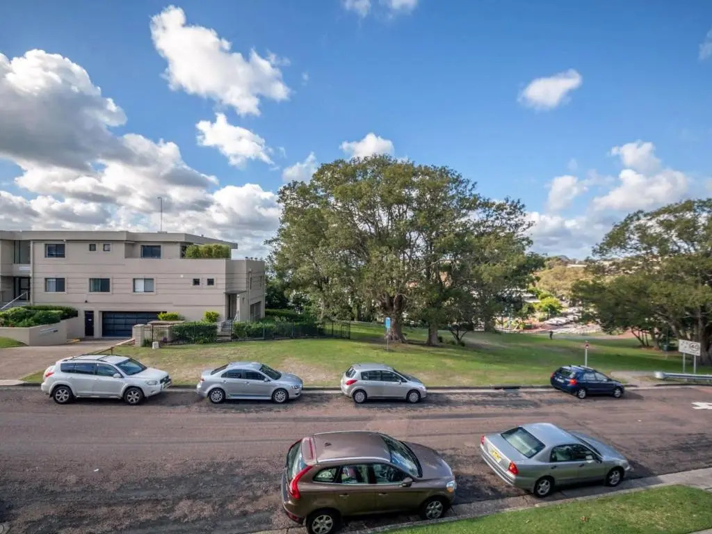 Oasis, Unit 3/5 Laman Street