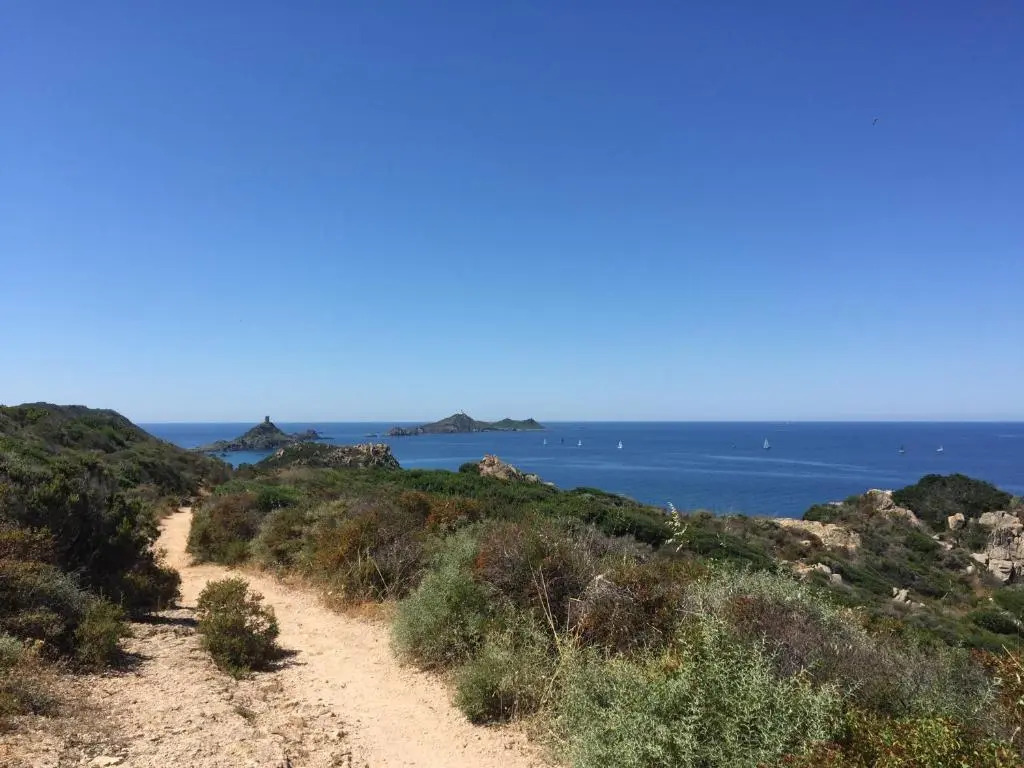 Ajaccio magnifique T2 37m2 centre ville vue mer au bord de la plage Neuf 4 couchages balcon parking privé fermé Clim wifi