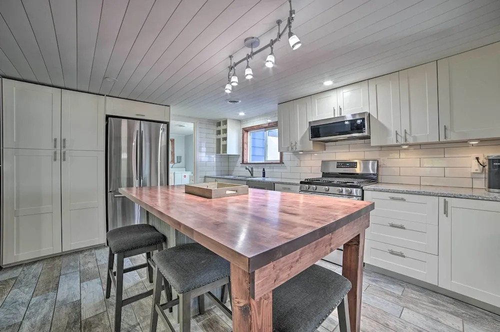 Prudenville Retreat w/ Yard ~ 1 Mi to Lake!