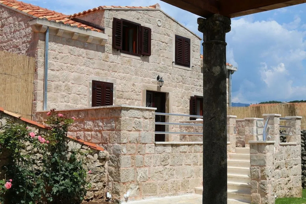 Villa Guardian