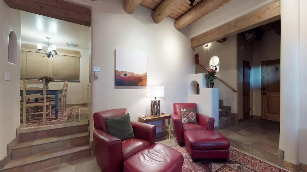 Art Haven - Stylish Southwestern Comfort, Walk to The Plaza