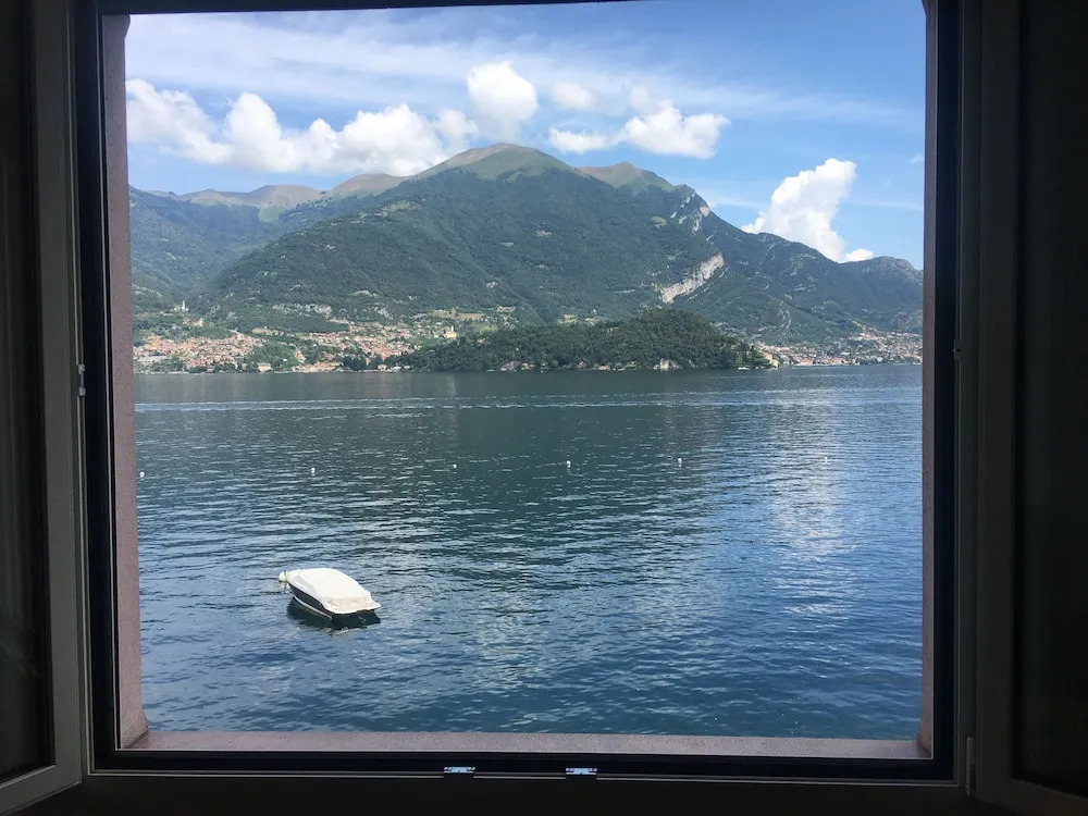 Infinity Luxury Apartment on the Lake