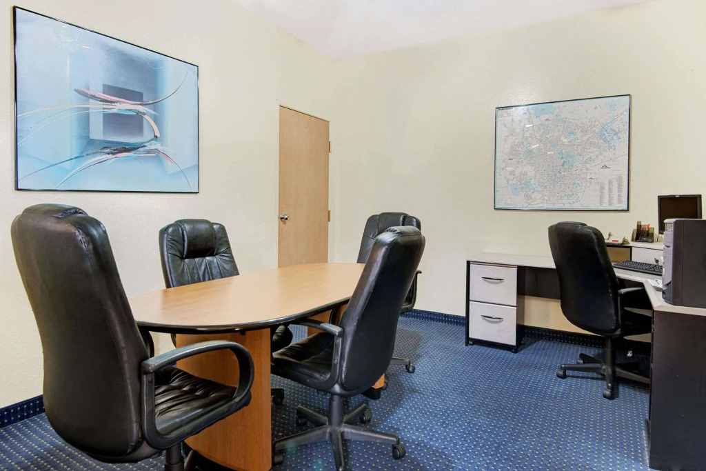 Howard Johnson Suites Central