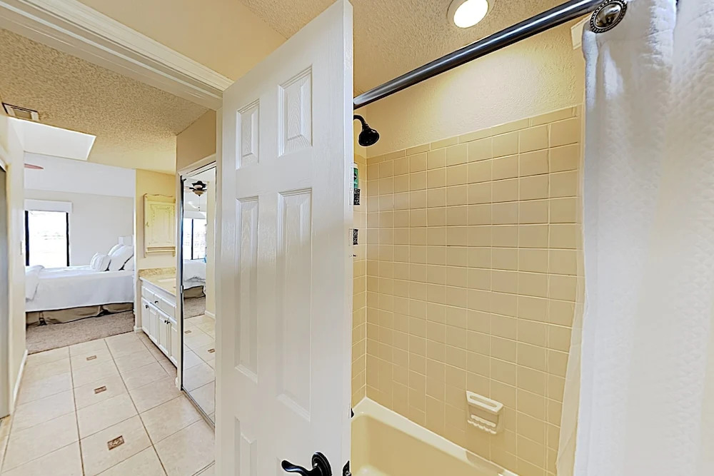 New Listing! Luxe Resort W/ Bay View & Pools 3 Bedroom Condo