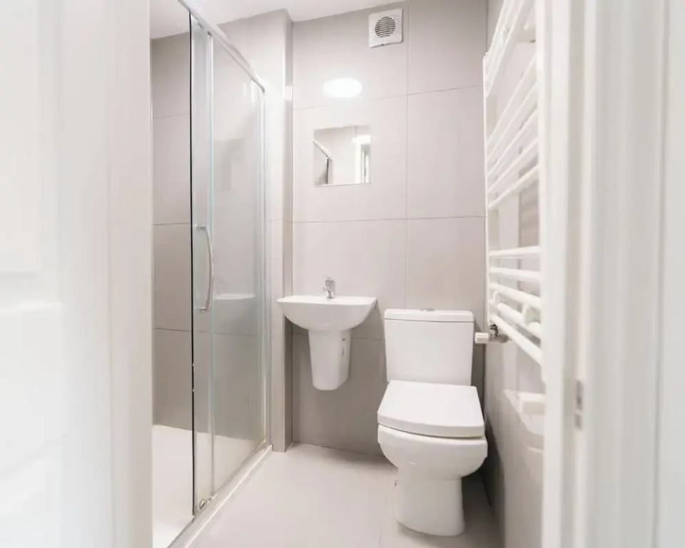 D'luxe 5-bed House - Sleeps 12 & Private Parking