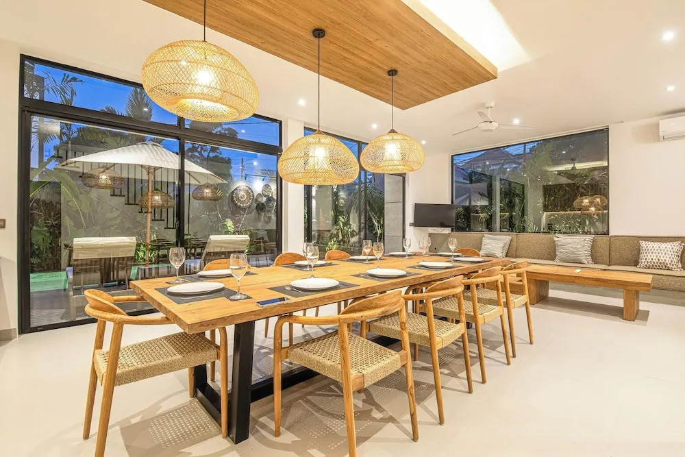 Luxury 5BR Retreat, 400m to Café Del Mar