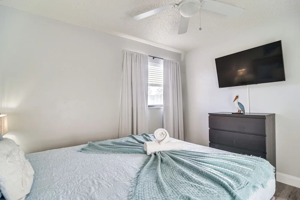 Largo Oasis w/ Pool & Grill: 6 Mi to Beach!