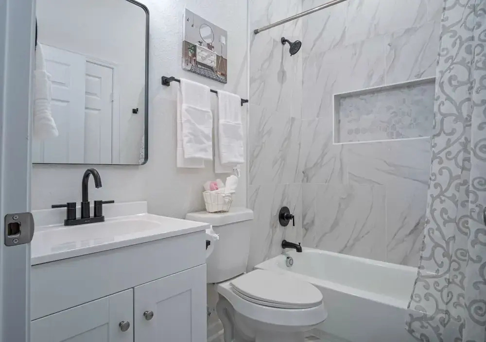 Generous 4br/3ba Charmer Near Glorius Downtown!