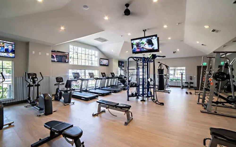 Spacious 2BR King Suites w Pool, Gym, Laundry - Close to Downtown