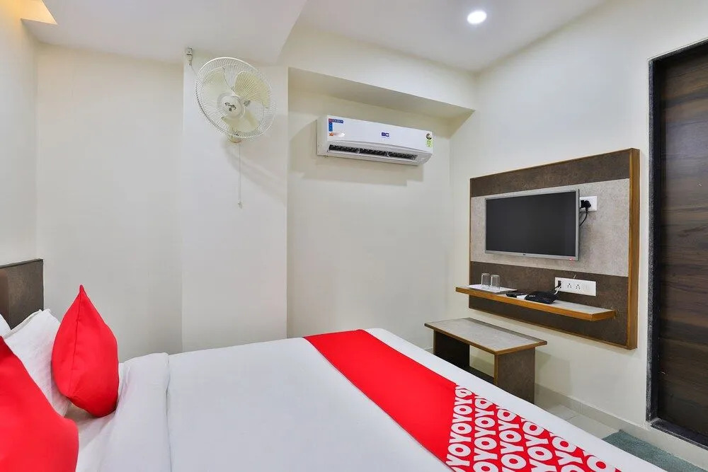 Oyo 25009 Hotel Crystal