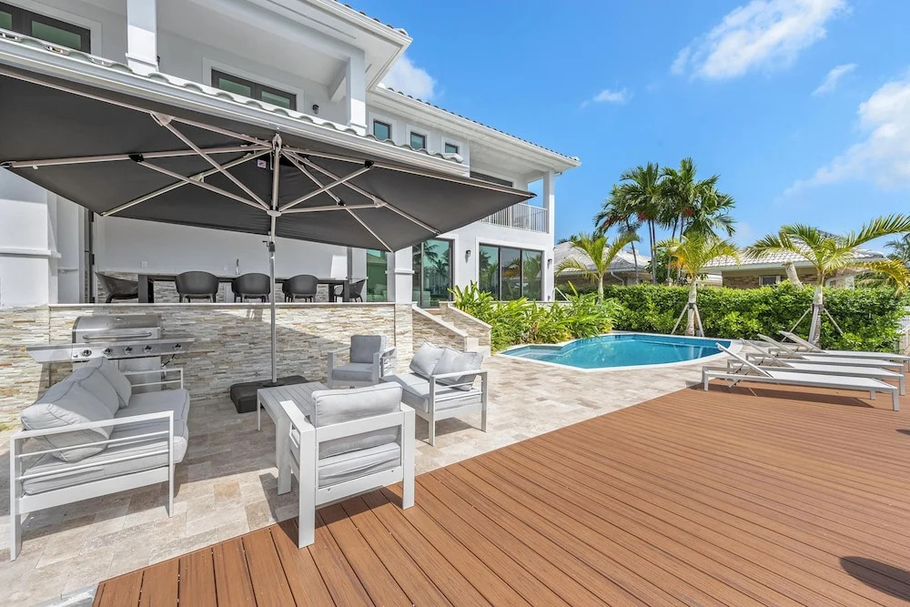 Waterfront Villa in Hollywood! Heated Pool and Game room