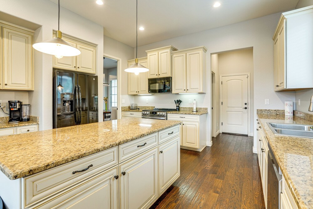 Pool, Views & Ample Space! Sunny Goodyear Retreat