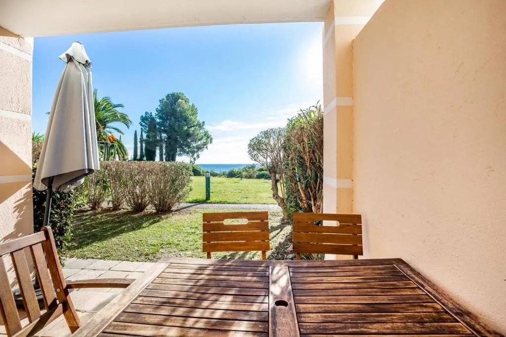 Garden level with sea view for 6 people