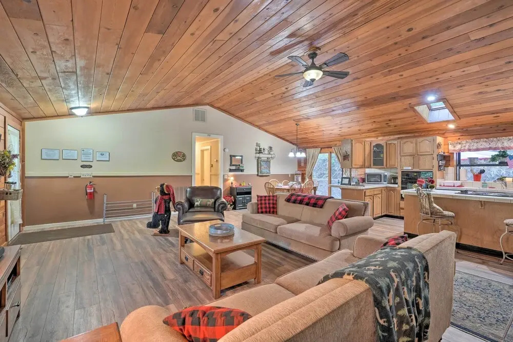11 Mi to Apple Hill: Pollock Pines Resort Cabin