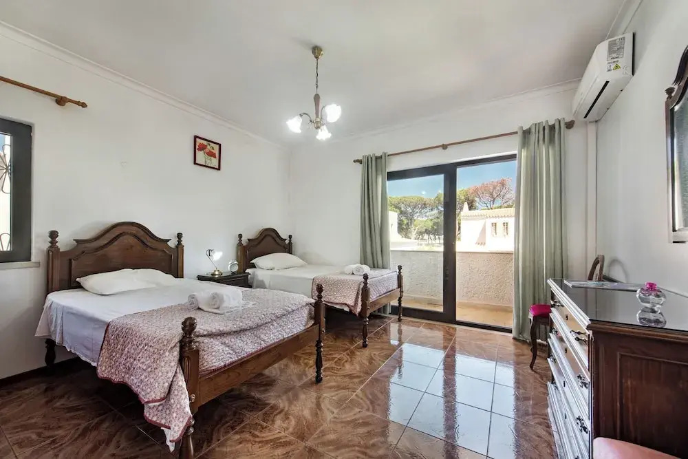 Residential cul-de-sac walking distance to centre, private pool, free AC wifi