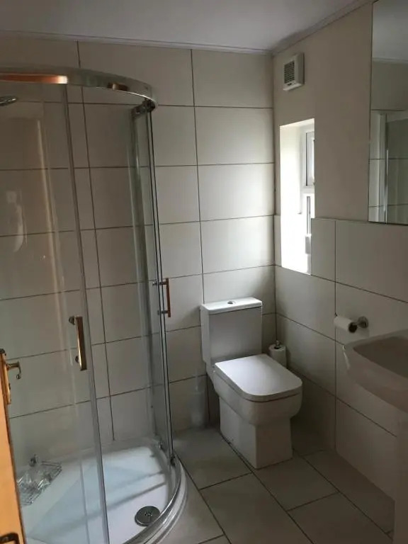 Spacious 5 double bed bedroom bungalow near Belfast