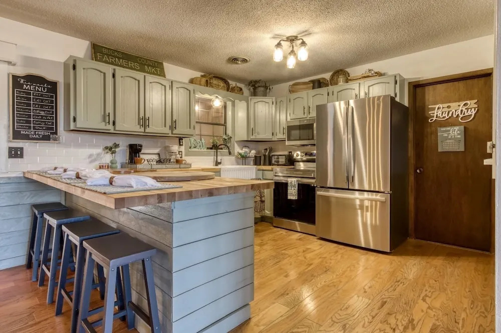 Farmhouse Cottage - Close To Tanger Outlets And Pigeon Forge! 3 Bedroom Home by RedAwning