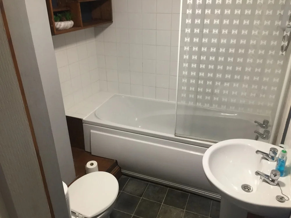 Stylish Historic Apartment - Sleeps 3 & Parking