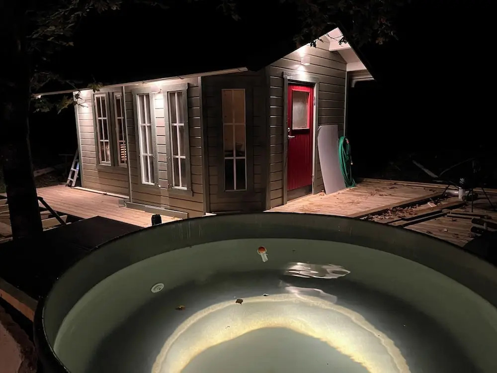 House with Hot Tub and Sauna 300 near the Lake
