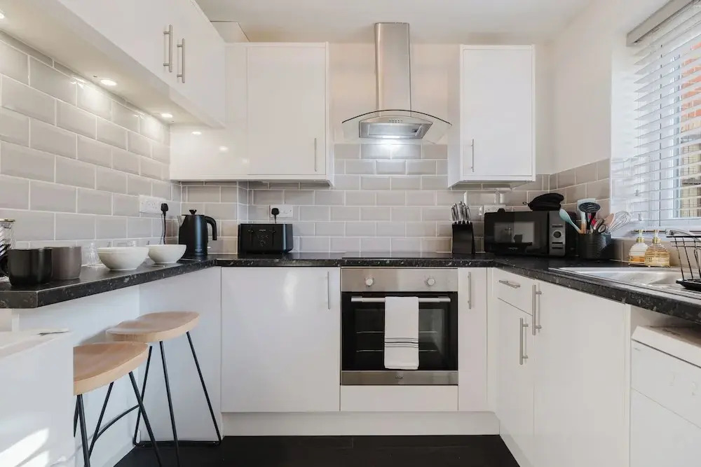 Corner House - Bright 2BD in Cheltenham