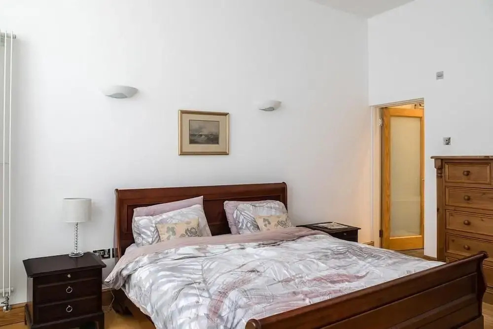Specious Family Kensington 5-bed House, Sleeps 10