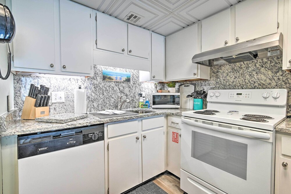 Oceanfront Oasis w/ Deck and Resort Beach Access!